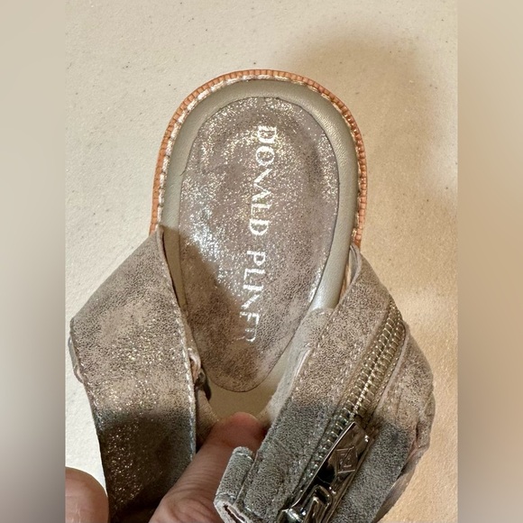 Donald Pliner Women’s Jenessa Metallic Gladiator Zip Close Heeled Sandals Sz 8.5 - Picture 6 of 9